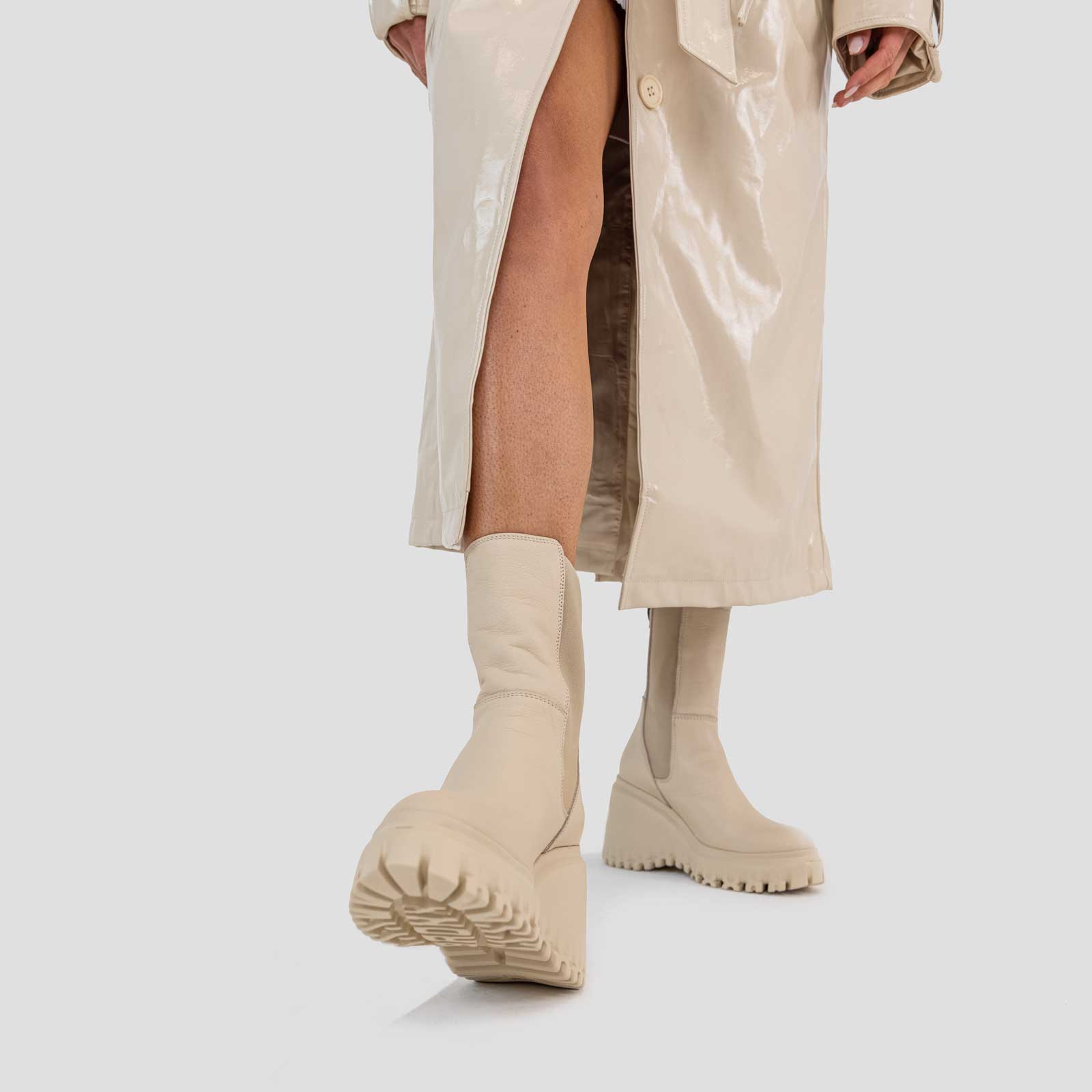 Curvy Chelsea Camel Boots 47365-A25 - 12