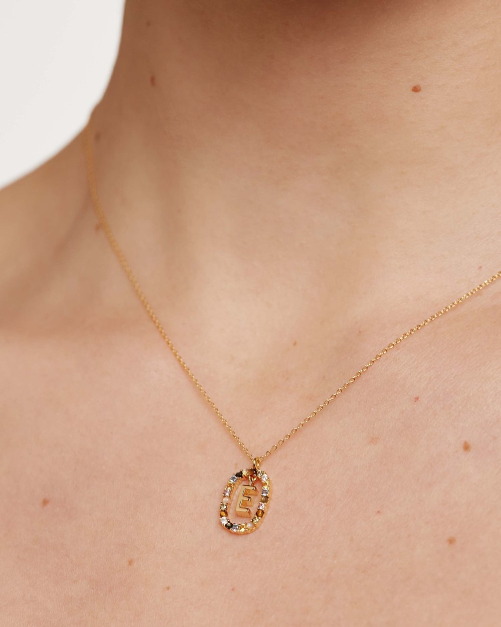 Letter E Circle Necklace CO01-264-U - 07