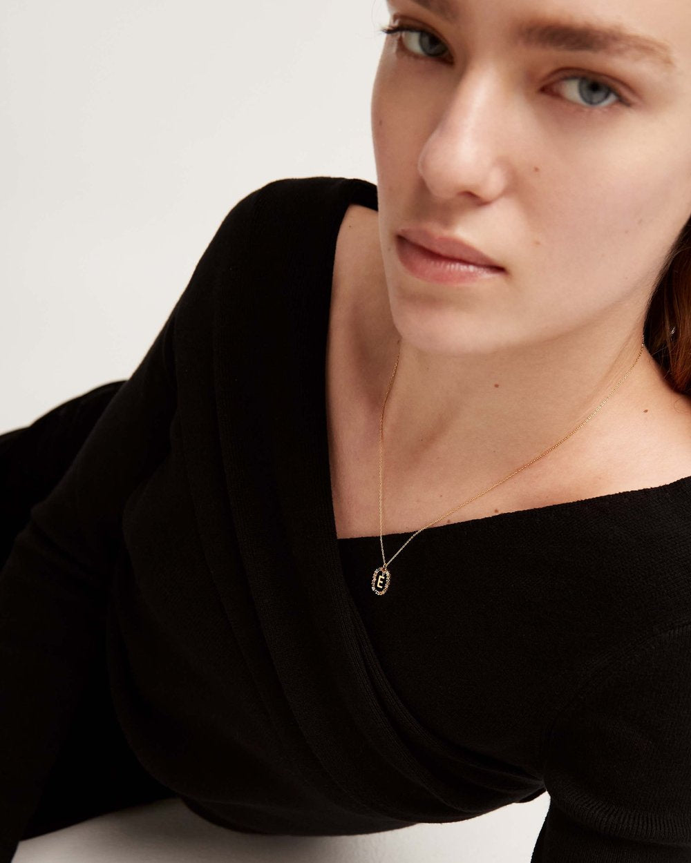 Letter E Circle Necklace CO01-264-U - 03