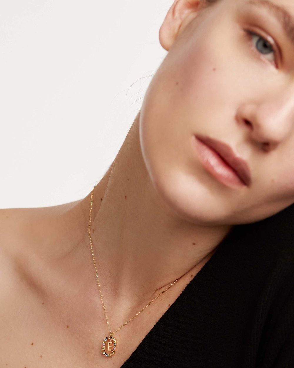 Letter E Circle Necklace CO01-264-U - 05