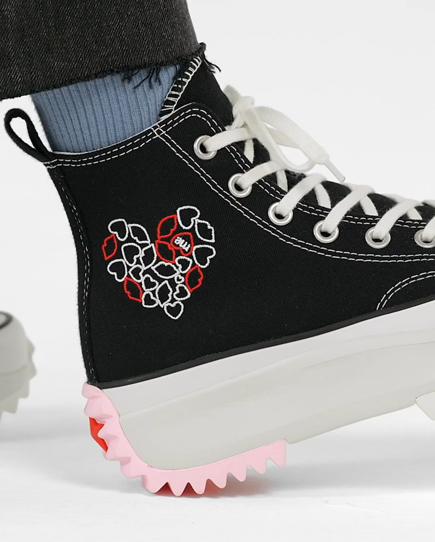 Run Star Hike Hi Embroidered Hearts A01598C - 9