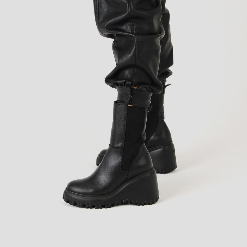 Curvy Chelsea Black Boots 47365-A01 - 13