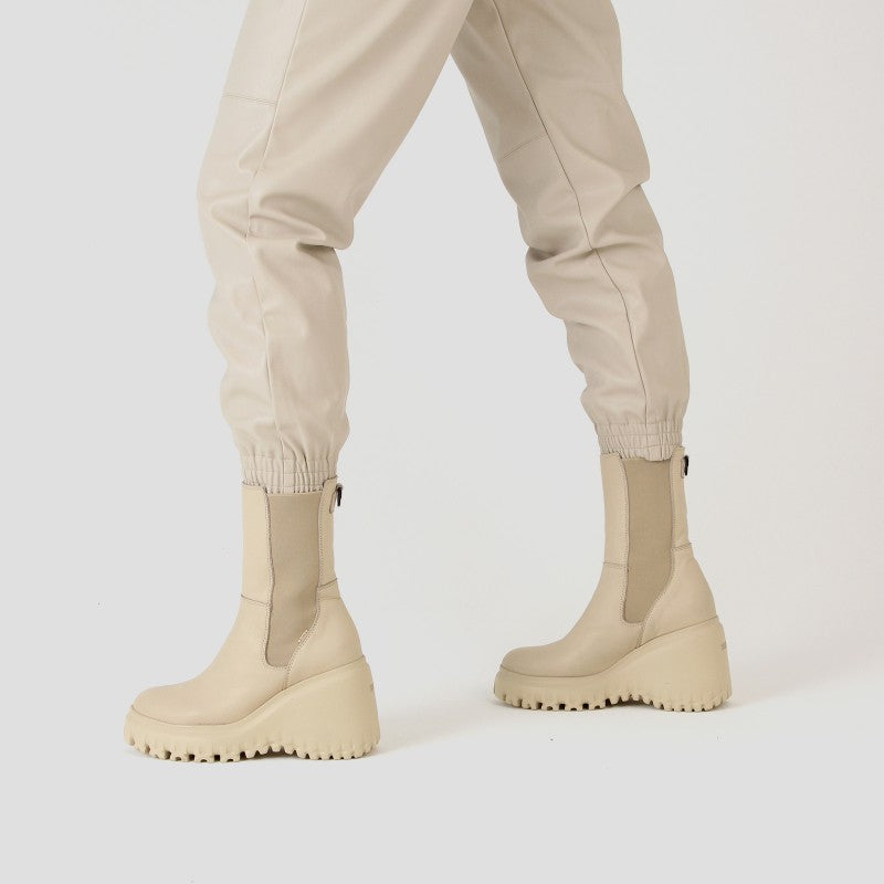 Curvy Chelsea Camel Boots 47365-A25 - 09