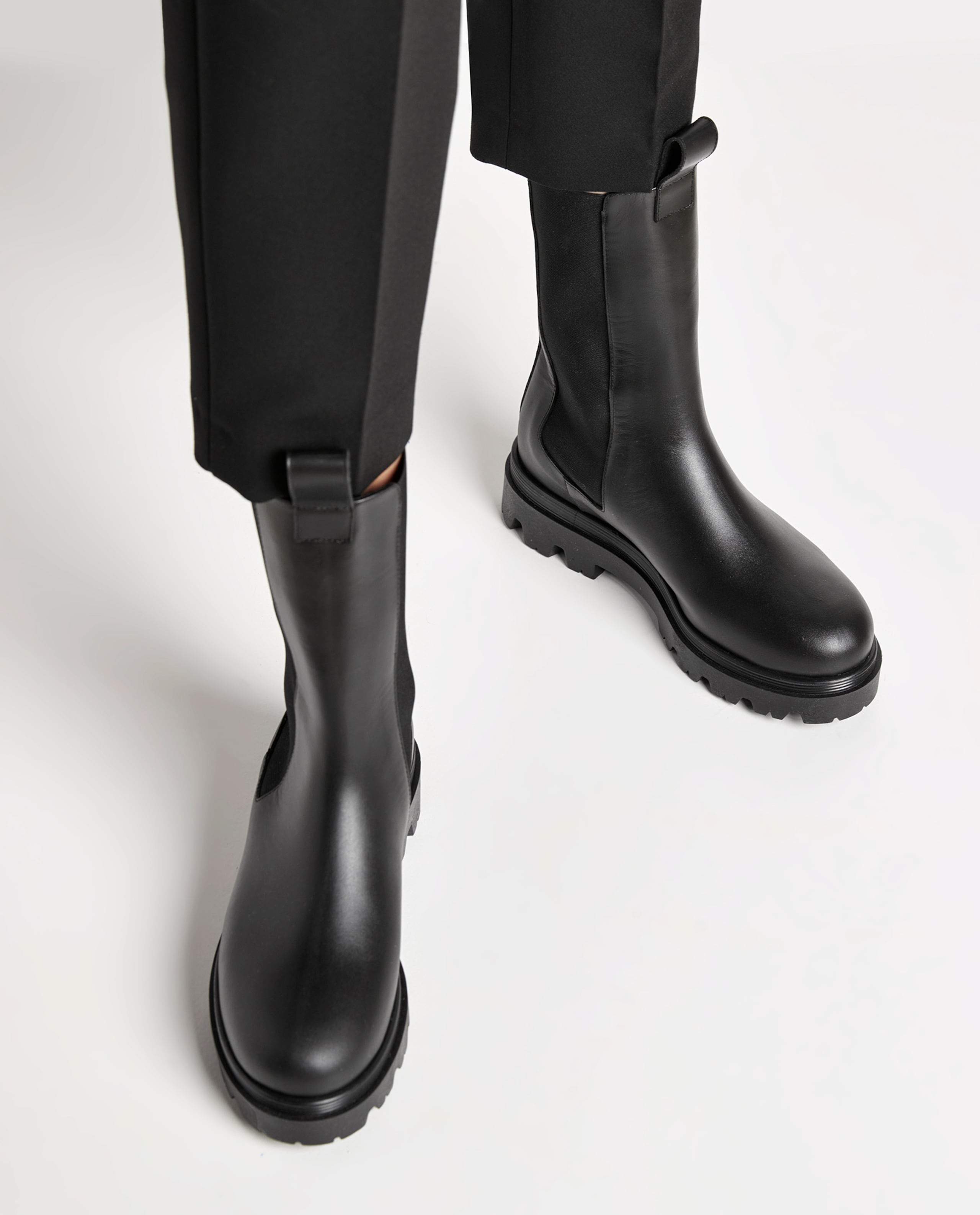 Lia Black Leather Chelsea Boots 20020813901-001 -05