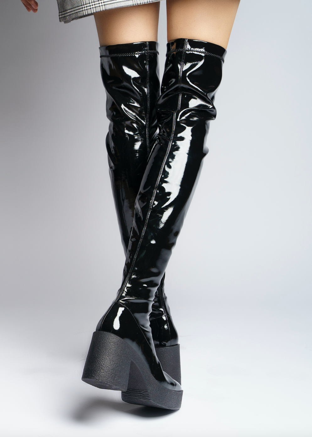 Yoshi Black Thigh-High Stretch Patent Boots 20077-03-02 - 6 a